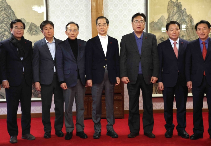 18일 총리공관에서 열린 '제6차 고위당정협의회'에 참석한 당정 관계자들이 기념사진을 촬영하고 있다. (사진=연합뉴스 제공)