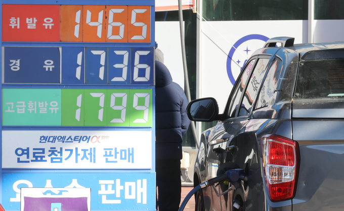 휘발유 유류세 인하 폭, 내년부터 25%로 축소. (사진=연합뉴스 제공)