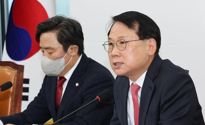 '당원투표 100%', '결선 투표제', '역선택 방지 조항' 도입 등을 골자로 한 당헌 개정안 심의를 위해 20일 오전 국회에서 열린 국민의힘 상임전국위원회에서 윤두현 상임전국위원회 의장 직무대행이 인사말을 하고 있다. (사진=연합뉴스 제공)