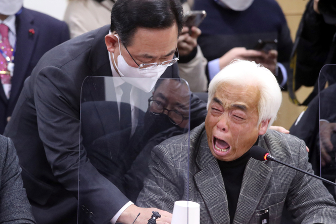 20일 국회 의원회관에서 열린 국민의힘 국정조사 특별위원회 유가족 간담회에서 주호영 국민의힘 원내대표가 故이지한 군의 아버지인 이종철 유가족협의회 대표가 통곡하자 다가가 위로하고 있다. (사진=연합뉴스 제공)
