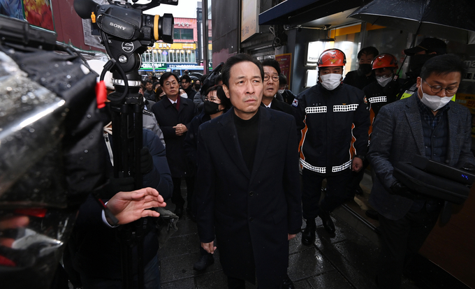 우상호 10·29 참사 국정조사 특별위원회 위원장을 비롯한 여야 위원들은 21일 오전 10·29 참사 현장 및 관계 기관을 찾아 1차 현장조사에 나섰다. (사진=연합뉴스 제공)