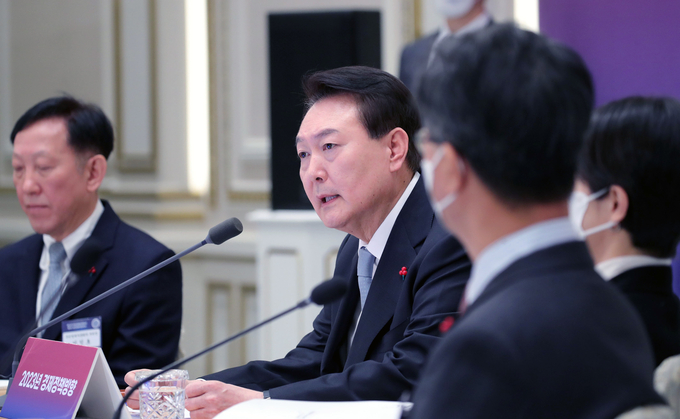윤석열 대통령이 21일 청와대 영빈관에서 제12차 비상경제민생회의 겸 제1차 국민경제자문회의를 주재하고 있다. (사진=연합뉴스 제공)