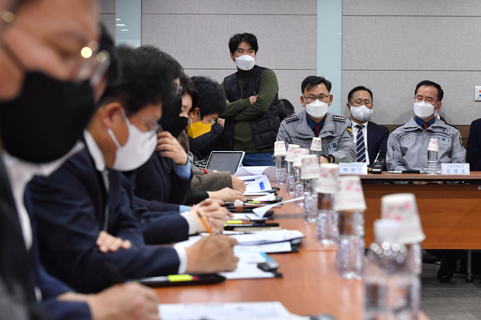 김광호 서울경찰청장이 21일 서울경찰청에서 열린 이태원 참사 국정조사 현장조사에서 의원들의 질문을 듣고 있다. (사진=연합뉴스 제공)
