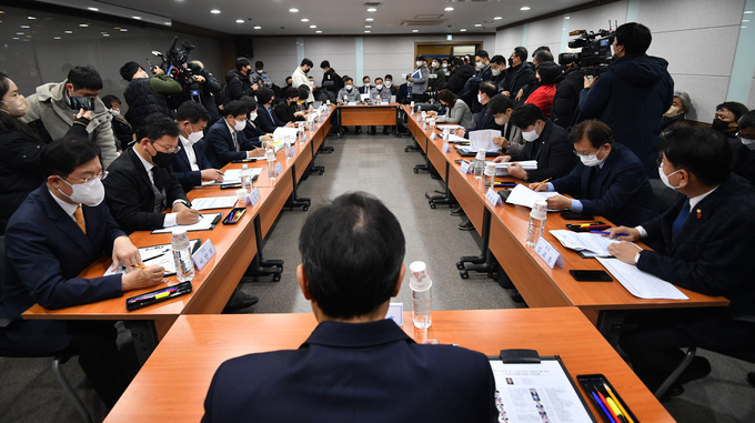  우상호 국회 이태원참사 국정조사위원회 위원장이 21일 서울경찰청에서 열린 이태원 참사 국정조사 서울경찰청 현장조사를 주재하고 있다. (사진=연합뉴스 제공)