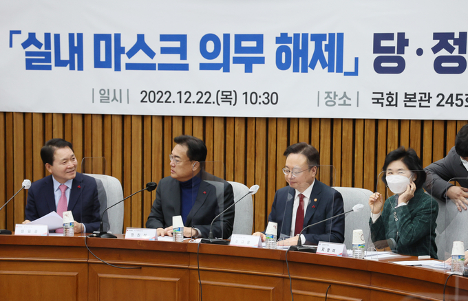  지영미 질병관리청장(오른쪽)이 22일 오전 국회에서 열린 실내 마스크 의무 해제 당·정협의회에서 국민의힘 정진석 비상대책위원장과 성일종 정책위의장, 조규홍 보건복지부 장관이 마스크를 벗자 분위기를 살피고 있다. (사진=연합뉴스 제공)