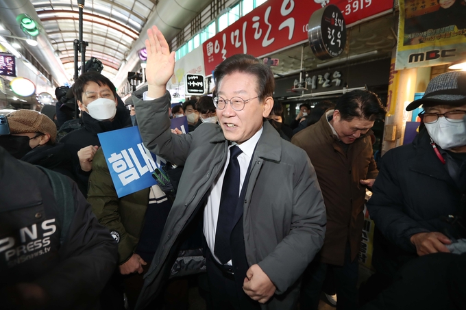 이재명 더불어민주당 대표가 22일 자신의 고향인 안동에 위치한 중앙신시장을 방문해 상인과 지지자들을 만나 인사하고 있다. (사진=연합뉴스 제공)