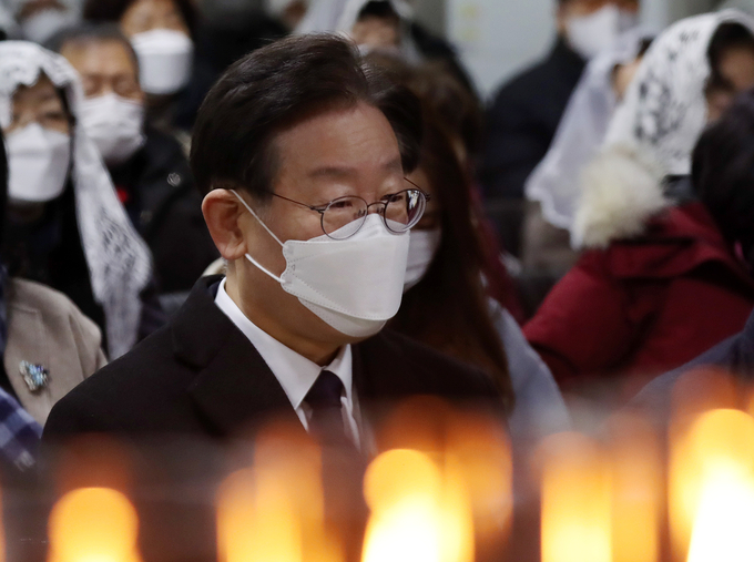 더불어민주당 이재명 대표가 성탄절인 25일 오전 인천시 계양구 박촌동성당에서 진행된 성탄 미사에 참석했다. (사진=연합뉴스 제공)