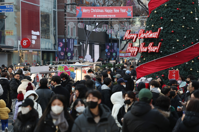 성탄절인 25일 오후 서울 중구 명동거리를 찾은 시민들이 휴일을 즐기고 있다. (사진=연합뉴스 제공)