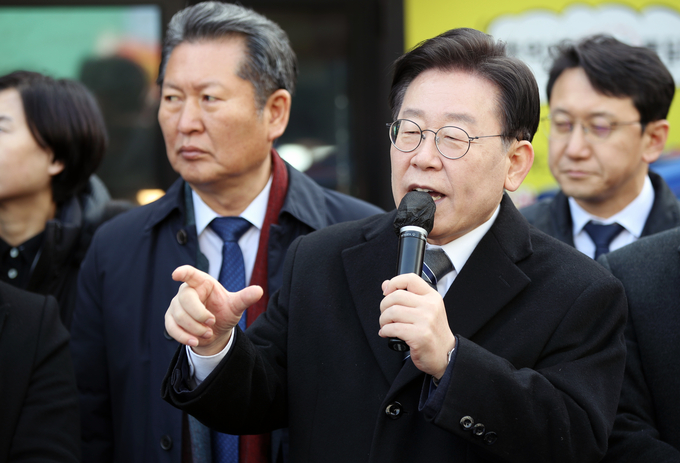 이재명 더불어민주당 대표가 28일 오후 광주 송정매일시장에서 열린 '검찰독재 야당탄압 규탄 연설회'에서 발언하고 있다. (사진=연합뉴스 제공)