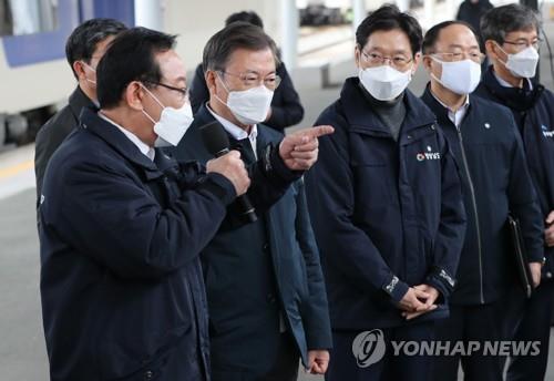 2021년 2월 부산 동남권 메가시티 구축 전략보고 행사 2021년 2월 25일 25일 부산 부전역에서 열린 '동남권 메가시티 구축 전략 보고'에 참석한 문재인 전 대통령과 김경수 전 경남지사.
