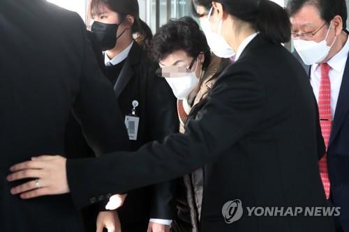 선고 후 법원에서 나가는 최은순씨