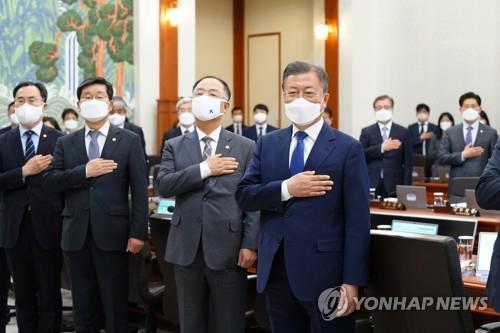 문재인 전 대통령이 지난해 5월 3일 청와대 본관 세종실에서 임기 중 마지막 국무회의에 참석해 있는 모습.