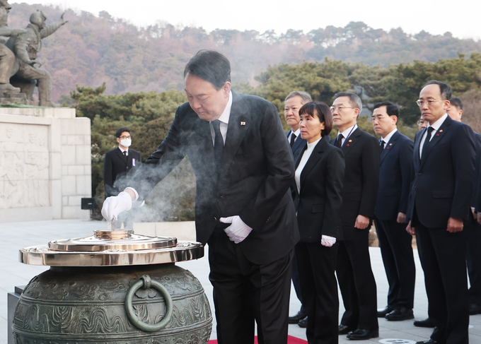 윤석열 대통령이 계묘년(癸卯年) 새해 첫날인 1일 서울 동작구 국립서울현충원을 찾아 현충탑을 참배하고 있다. (사진=연합뉴스 제공)