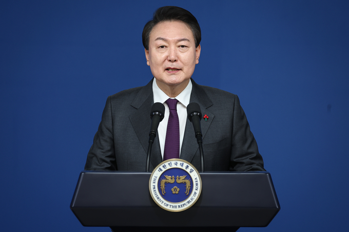 윤석열 대통령이 1일 용산 대통령실 브리핑룸에서 '2023년 신년사'를 발표하고 있다. (사진=연합뉴스 제공)