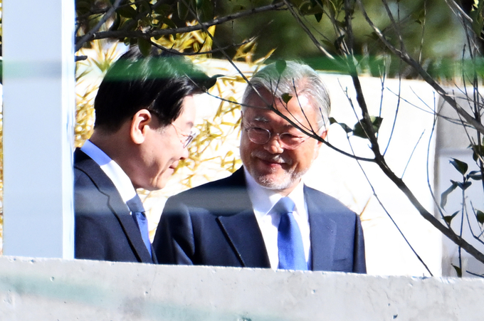 이재명 더불어민주당 대표를 비롯한 당 지도부는 2일 경남 양산시 하북면 평산 마을에서 문재인 전 대통령을 예방했다. (사진=연합뉴스 제공)