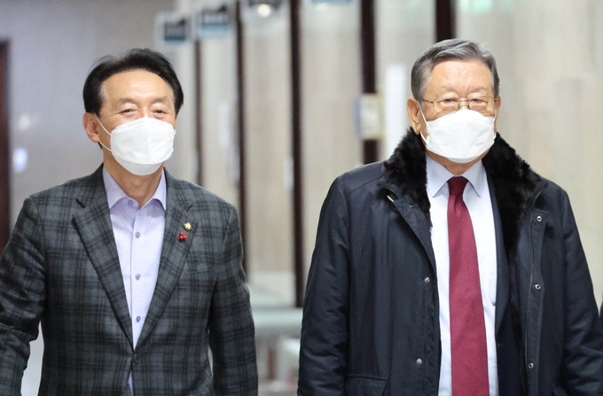 유흥수 국민의힘 선거관리위원장(오른쪽)과 김석기 부위원장(왼쪽)이 지난 3일 오후 국민의힘 여의도 당사에서 열린 전당대회 선거관리위원회 2차 회의에 참석하고 있다. (사진=연합뉴스)