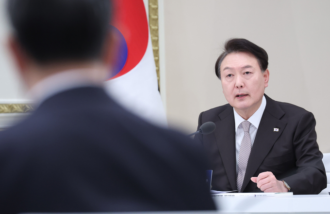 윤석열 대통령이 지난 3일 오후 청와대 영빈관에서 열린 2023년 국토교통부-환경부 업무보고를 받고있다.