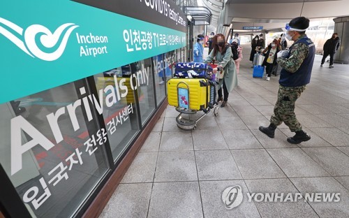 PCR 검사센터 향하는 입국자들 (영종도=연합뉴스) 김도훈 기자 = 지난 8일 오후 인천국제공항 제1여객티미널을 통해 입국한 중국발 입국자들이 검역지원단의 안내를 받아 PCR 검사센터로 향하고 있다. (사진=연합뉴스)