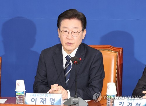 더불어민주당 이재명 대표 (서울=연합뉴스) 백승렬 기자 = 더불어민주당 이재명 대표가 9일 국회 대표실에서 열린 한반도평화경제특별위원회 출범식에서 축사하고 있다. 2023.1.9 srbaek@yna.co.kr