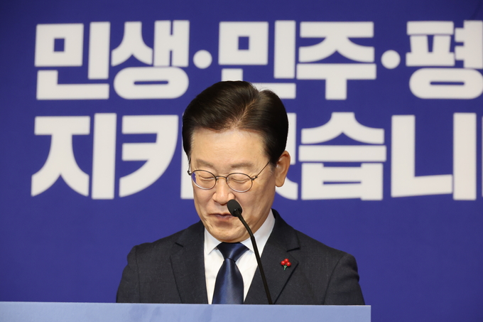 이재명 더불어민주당 대표가 12일 국회사랑재에서 신년기자회견 중 기자의 질문을 듣고 메모하고 있다. (사진=연합뉴스)