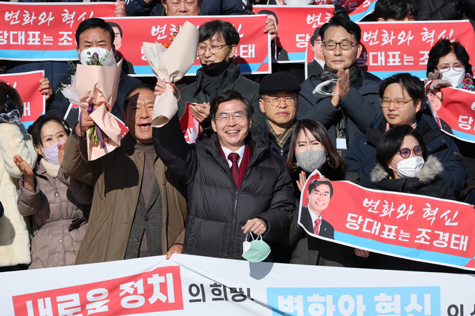 조경태 국민의힘 의원이 16일 오전 국회 본청 앞에서 지지자들과 함께 당 대표 후보 출정식을 하고 있다. (사진=연합뉴스)