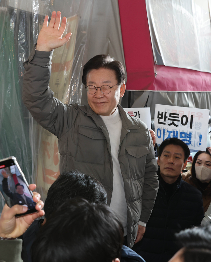 이재명 더불어민주당 대표가 18일 오후 설 명절을 앞두고 서울시 마포구 망원시장을 방문해 시민들에게 인사하고 있다. (사진=연합뉴스)