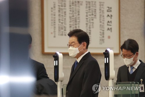 위례·대장동 개발 비리 사건과 관련해 피의자 신문 조사를 마친 더불어민주당 이재명 대표가 28일 오후 서울 서초구 서울중앙지방검찰청 청사에서 나오고 있다.