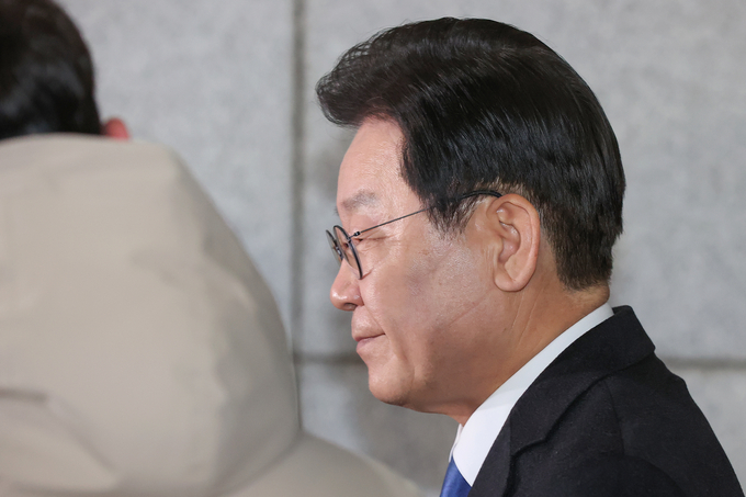 위례·대장동 개발 비리 사건과 관련해 피의자 신문 조사를 마친 더불어민주당 이재명 대표가 28일 오후 서울 서초구 서울중앙지방검찰청에서 취재진 질문에 답하고 있다. (사진=연합뉴스)