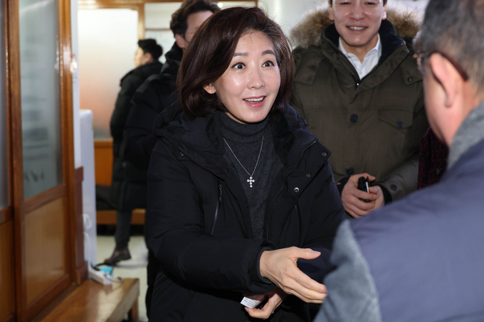 나경원 전 국민의힘 의원이 29일 서울 여의도 한 식당에서 열린 기자간담회에 참석해 취재진과 인사하고 있다. (사진=연합뉴스)