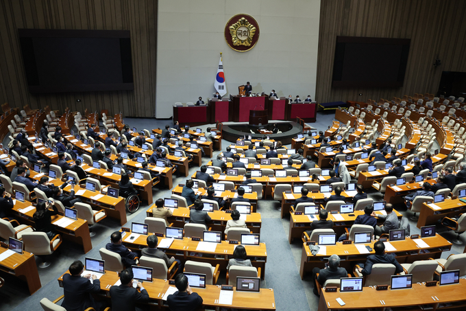 30일 오후 국회에서 열린 본회의에서 양곡관리법 개정안 부의의 건이 상정되고 있다. (사진=연합뉴스)