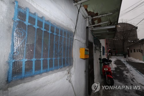 26일 서울 용산구 동자동 한 주택의 창문이 에어캡으로 쌓여 있다. 정부는 '난방비 폭탄'으로 인한 취약계층 부담을 덜어주기 위해 에너지바우처 지원과 가스요금 할인을 확대하기로 했다. (사진=연합뉴스)