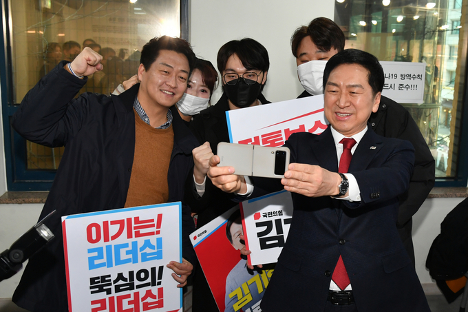 민의힘 당권주자인 김기현 의원이 2일 오전 서울 여의도 중앙당사에서 당 대표 후보 등록을 마친 뒤 지지자들과 기념 촬영하고 있다. (사진=연합뉴스)