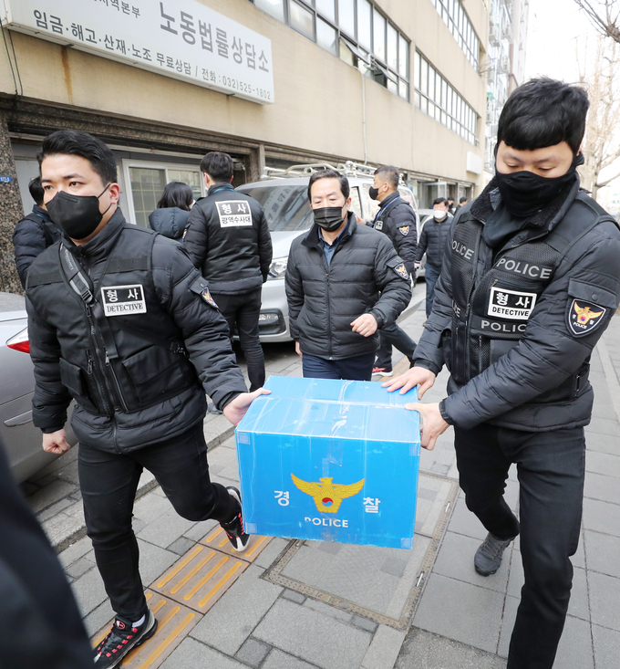 2일 오전 인천경찰청이 인천 부평구에 있는 건설노조 경인본부를 압수수색하고 있다. ( 사진 = 연합뉴스 제공 )