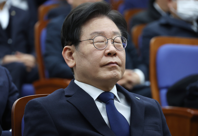 더불어민주당 이재명 대표가 2일 오후 국회에서 열린 의원총회에서 눈을 감은 채 박홍근 원내대표의 발언을 경청하고 있다. (사진=연합뉴스)