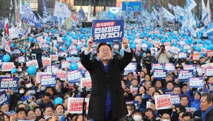 이재명 더불어민주당 대표가 4일 서울 남대문 인근에서 열린 윤석열 정권 민생파탄 검사독재 규탄대회에서 '윤석열정권 민생파탄 못살겠다!'는 피켓을 들고있다. (사진=연합뉴스)
