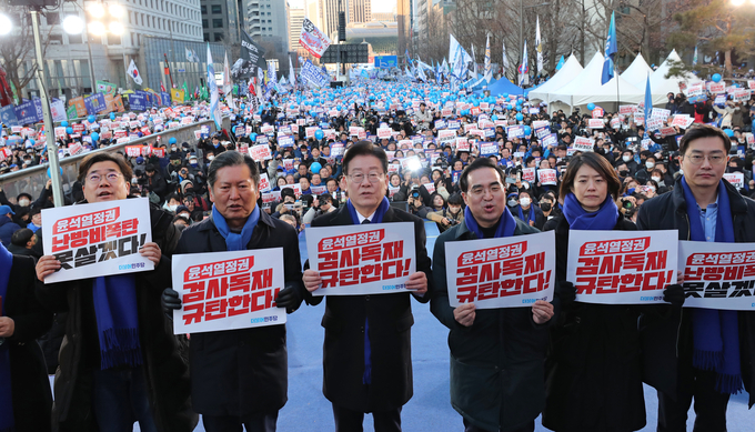더불어민주당 지도부는 4일 서울 남대문 인근에서 피켓을 들고 윤석열 정부를 규탄하고 있다. (사진=연합뉴스)
