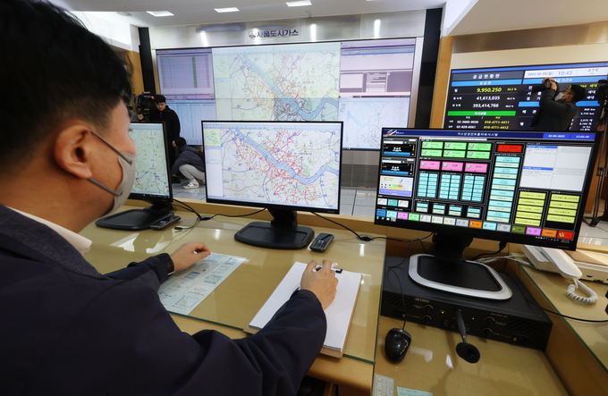 가스공급현황 모니터하는 직원 (사진=연합뉴스)