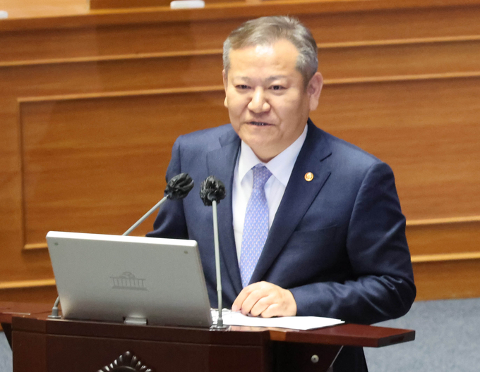 이상민 행정안전부 장관이 지난 6일 국회 본회의장에서 열린 대정부 질문에 참석해 답변하고 있다. (사진=연합뉴스)