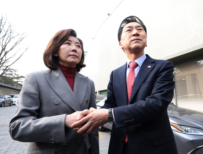 국민의힘 김기현 당 대표 후보와 나경원 전 의원이 7일 오후 서울 중구 달개비 앞에서 전당대회 관련 입장을 발표한 뒤 인사를 나누고 있다. (사진=연합뉴스)