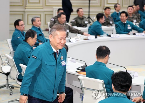 이상민 행정안전부 장관이 지난 8일 청와대 영빈관에서 열린 제56차 중앙통합방위회의에 참석하고 있다.