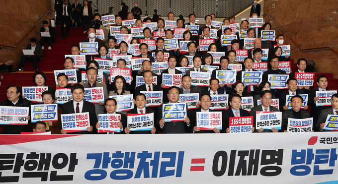 국민의힘은 8일 오후 이상민 행정안전부 장관에 대한 탄핵소추안이 국회 본회의에서 통과되자 로텐더홀 계단에서 이상민 탄핵안 가결 규탄대회를 열고 즉각 반발했다. (사진=연합뉴스)