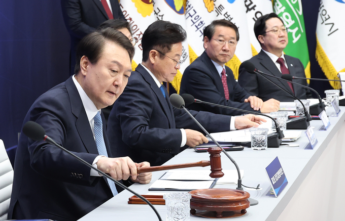 지난 10일 전북 전주시 전북도청에서 열린 제3회 중앙지방협력회의에서 윤석열 대통령이 개회선언하고 있다. ( 사진 = 연합뉴스 )