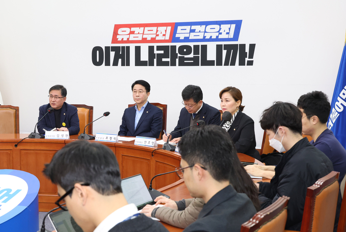 민주당 조정식 사무총장과 김성환 정책위의장이 12일 국회에서 기자간담회를 실시했다. (사진=연합뉴스)