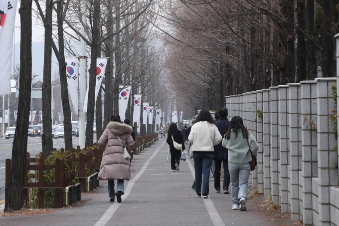투잡 수입 2000만 원 넘겨 별도 건보료 납부 직장인 증가세. (사진=연합뉴스 제공)