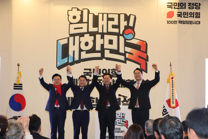  국민의힘 천하람·김기현·안철수·황교안 당대표 후보가 13일 제주도 제주시 퍼시픽호텔에서 열린 '힘내라! 대한민국 - 제3차 전당대회 제주 합동연설회'에서 기념촬영을 하고 있다. (사진=연합뉴스)