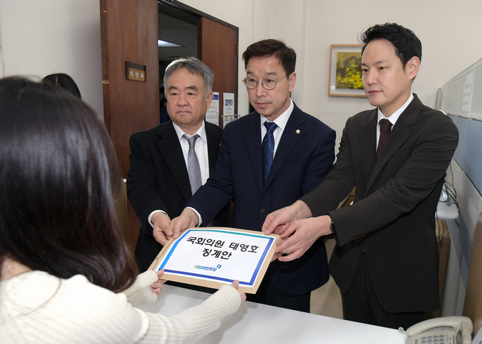 위성곤 더불어민주당 원내수석부대표가 15일 오전 국회 의안과에 국회의원 태영호 징계안을 제출하고 있다. 왼쪽부터 더불어민주당 송재호·위성곤·김한규 의원. (사진=연합뉴스)