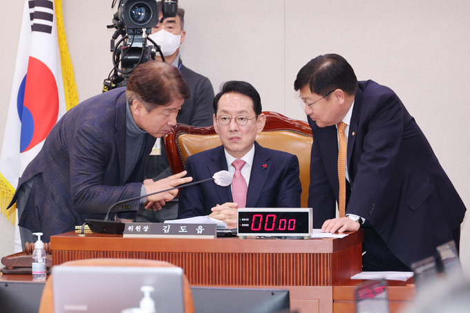 여야 간사와 대화 나누는 법사위원장