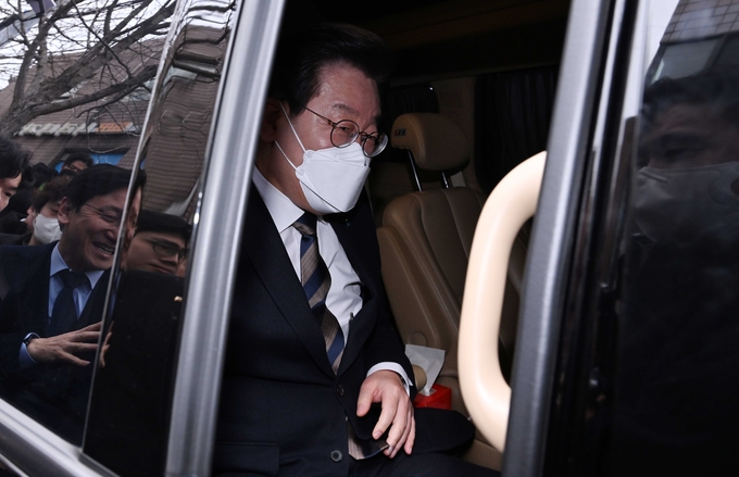 이재명 더불어민주당 대표가 16일 오전 난방비 지원 점검차 서울 관악구 조원경로당을 방문한 후 차에 타고 있다. (사진=연합뉴스)