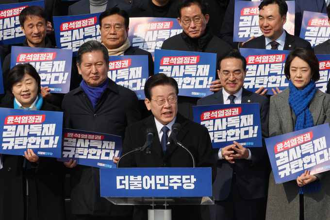 이재명 더불어민주당 대표가 지난 17일 국회 본청 앞 계단에서 열린 ‘윤석열 정권 검사독재 규탄대회’에서 발언하고 있다. (사진=연합뉴스)