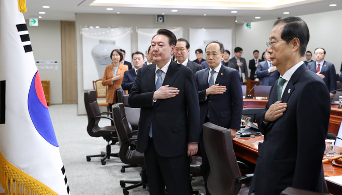 윤석열 대통령이 21일 서울 용산 대통령실 청사에서 열린 제8회 국무회의에서 국기에 대한 경례를 하고 있다. (사진=연합뉴스)